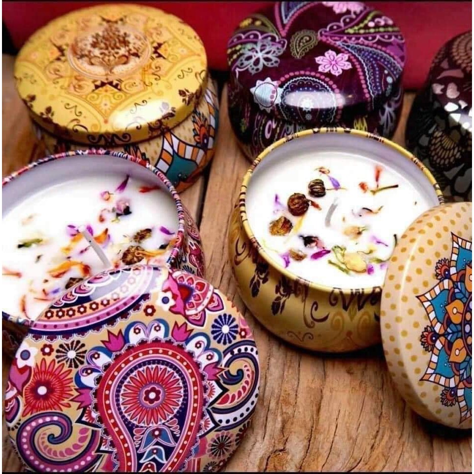 Hộp nến thơm đựng trong hộp thiếc hoa văn đẹp mắt, ấn tượng trang trí nhà cửa, phòng ngủ, phòng khách, phòng tập