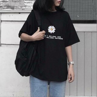 Áo thun hoa cúc nhỏ bé trên nền đen pc