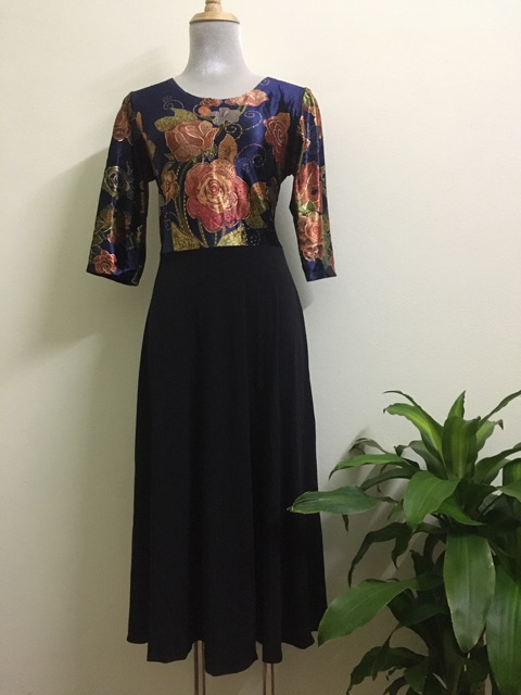 Đầm nhung xoè phối chân trung niên