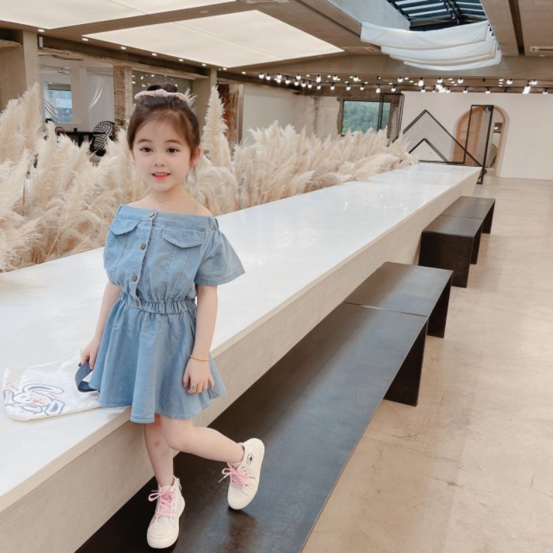 Set áo bẹt vai mix chân váy jean giấy cho bé