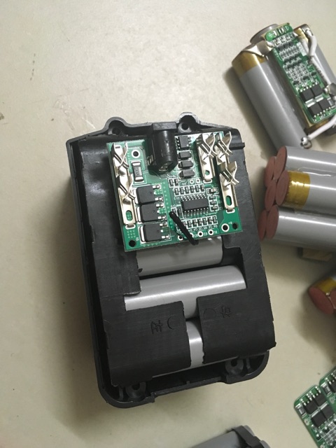 TNS..Vỏ pin makita trượt hộp 3 hàng x 5 cell 18650 có led báo pin và ốc