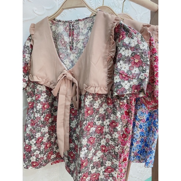 Áo sơ mi hoa nhí cổ bèo phối nơ xinh xắn