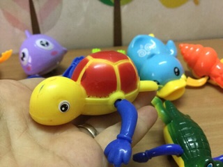 Đồ chơi thú biết bơi chạy cót ( chỉ còn rùa cót )