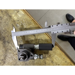 Bơm tay máy xúc lật nhỏ