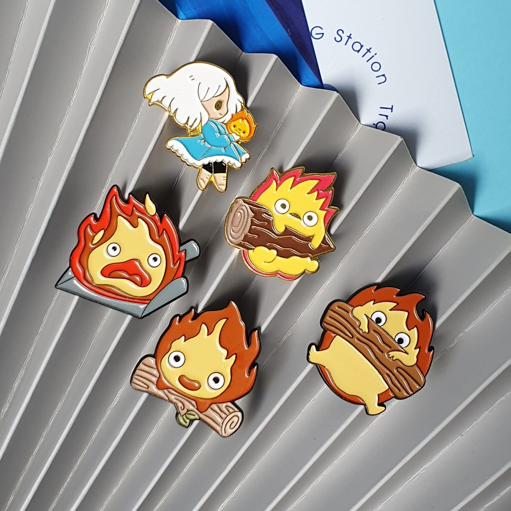 Pin cài áo anime Lâu đài bay của pháp sư Howl - Howl's moving castle Studio Ghibli nhân vật Calcifer Howl Sophie - GC332