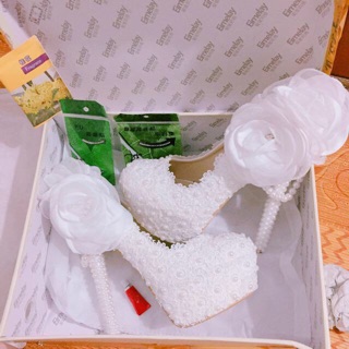 Giầy cưới ren đính hoa.