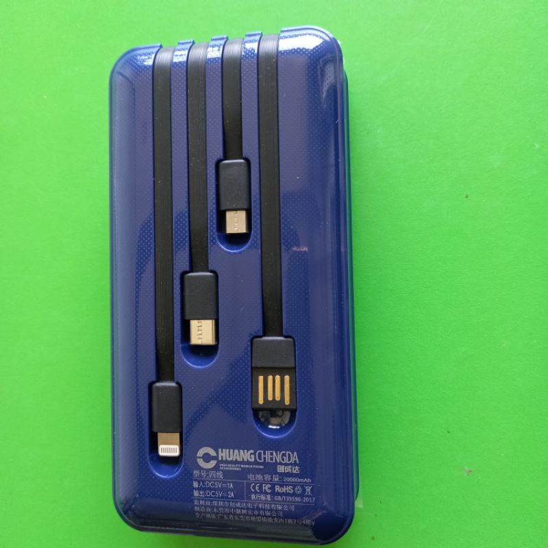 Pin Sạc Dự Phòng 20000mAh có 4 dây cáp sạc dính liền là micro, typeC, ip và USB. Có tặng kèm dây cáp micro USB rời.
