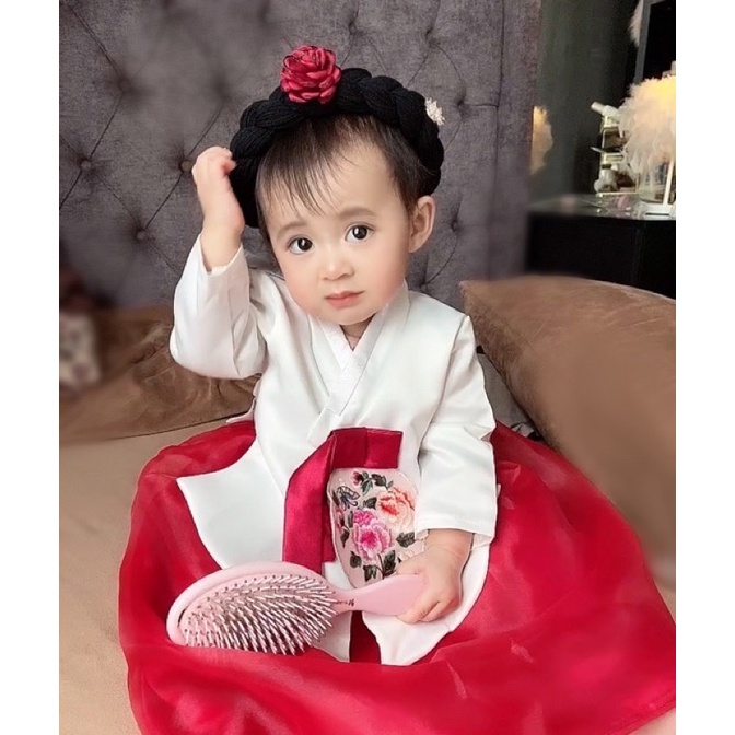 Mấn đeo cùng hanbok