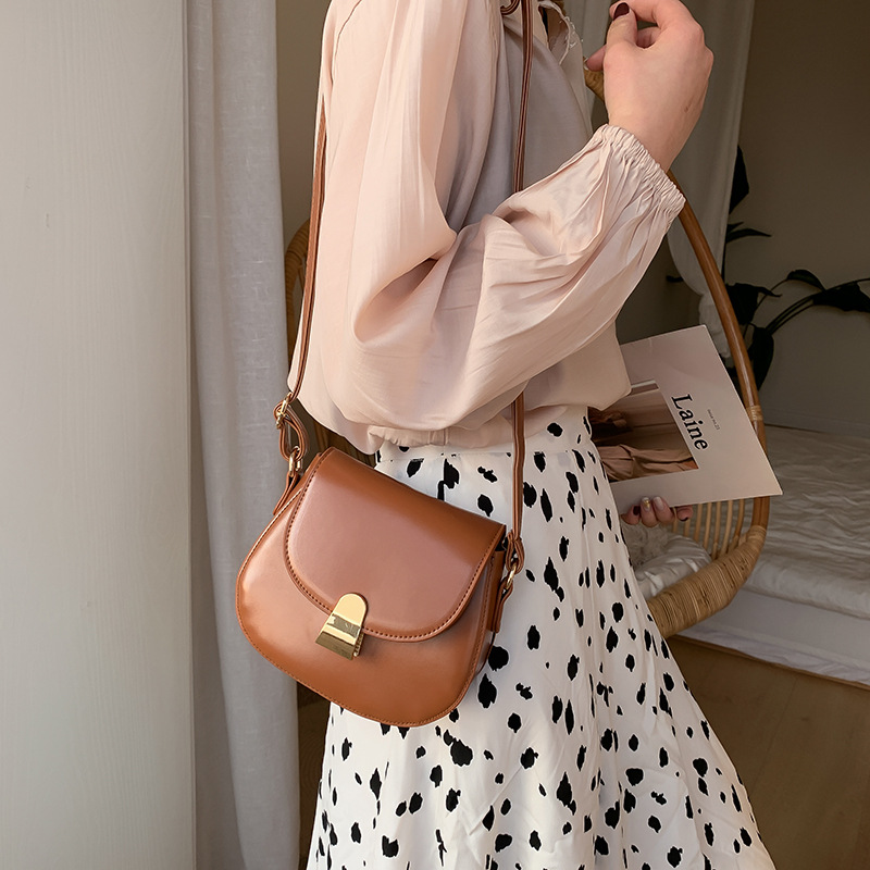 Túi đeo vai kiểu yên ngựa hợp thời trang cho nữ | BigBuy360 - bigbuy360.vn