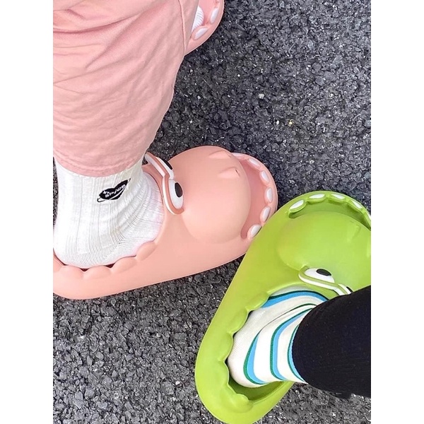 Dép cá sấu siêu đáng yêu.