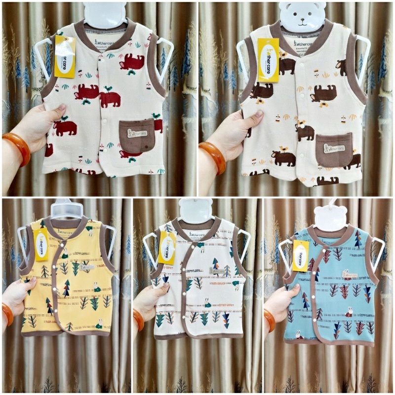 Áo gile nỉ mềm, ấm cho bé.