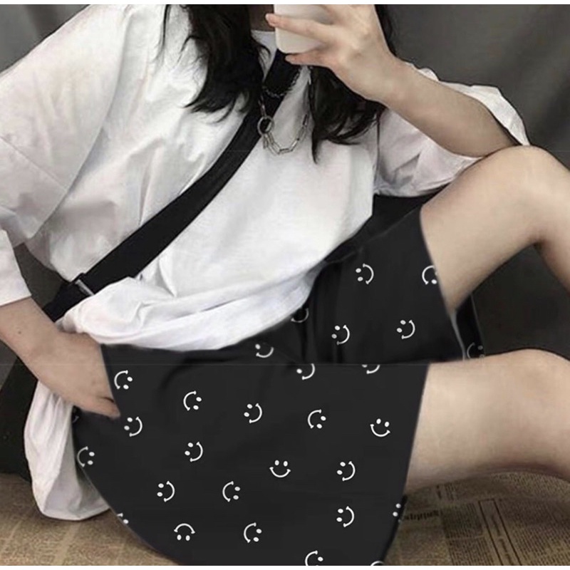 Quần Đùi Đen Hoạ Tiết Smile
