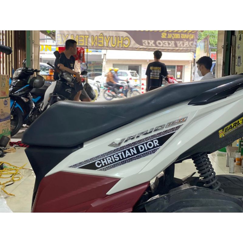 Tem Rời Vario Phiên Bảng Vespa Christian Dior 946 Dán Xe Trắng