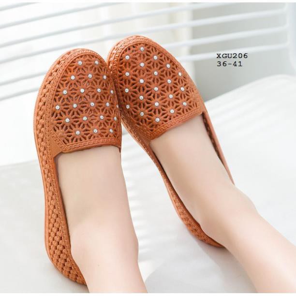 XGU206 Giày nhựa đục lỗ hoa siêu thoáng khí | BigBuy360 - bigbuy360.vn