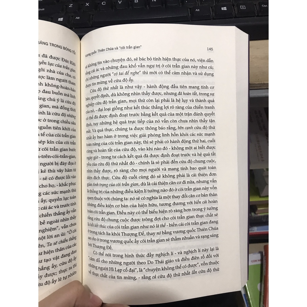 Sách  - Ánh sáng trong bóng tối