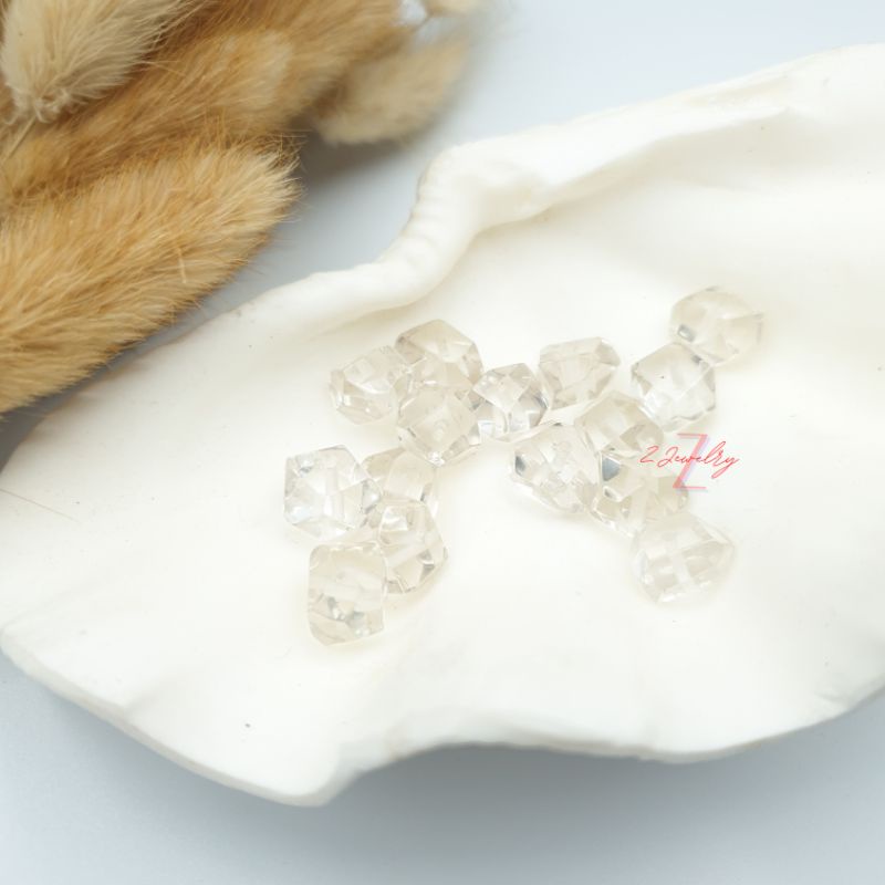 1 hạt đá lục giác trắng trong thiên nhiên