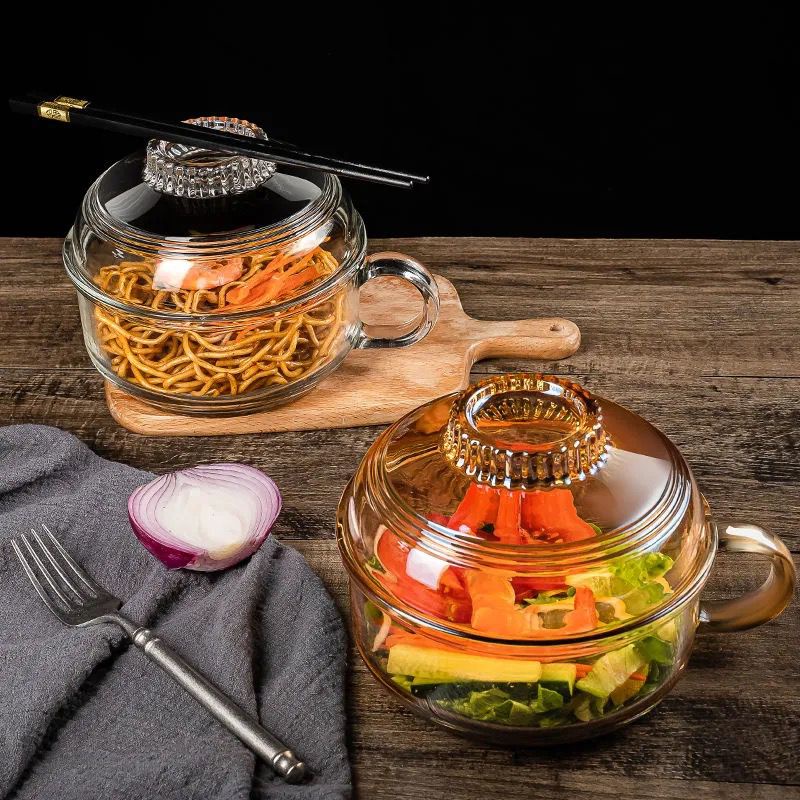 Bát thủy tinh úp mì ăn liền có nắp đậy và quai cầm tay tiện lợi cho nhà bếp