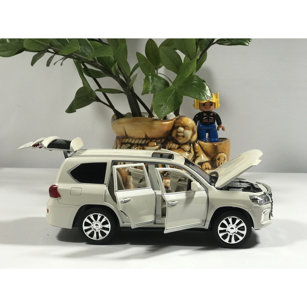 Mô hình xe ô tô Lexus LX570 tỷ lệ 1:24 bằng kim loại giá rẻ nhất