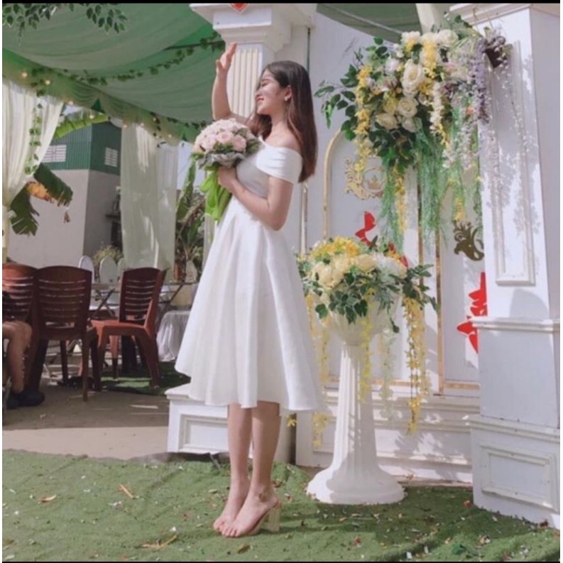 VÁY TRẮNG XÒE TRỄ VAI
