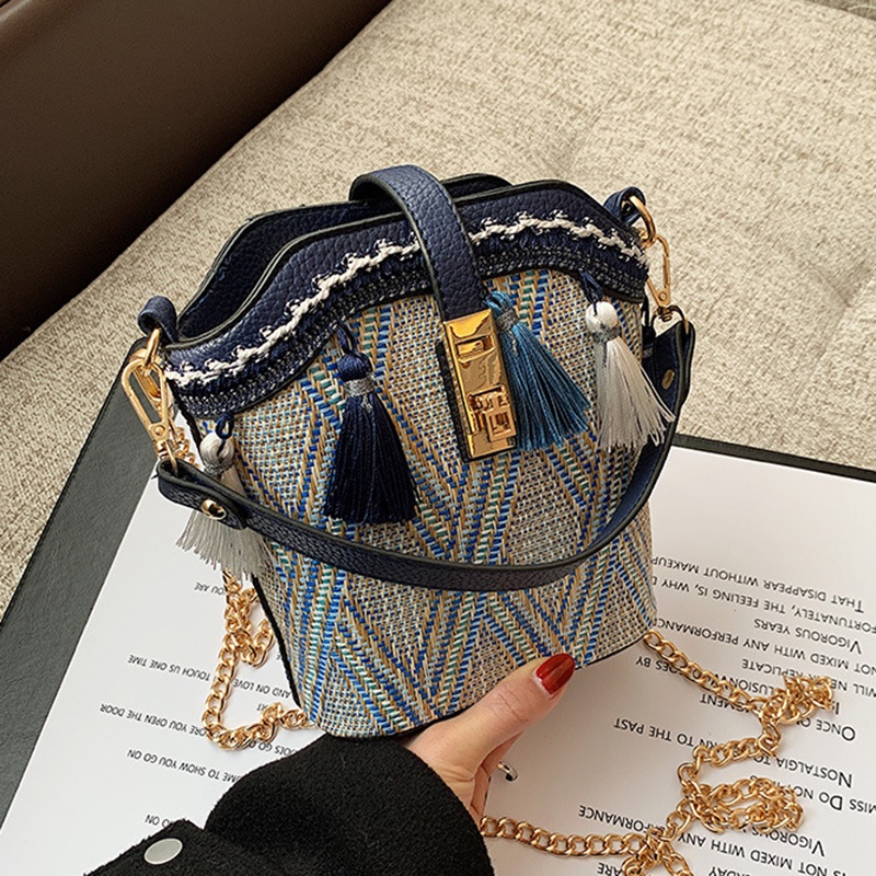 Túi đeo vai IELGY đan sợi rơm hình dạng vỏ sò phối dây xích nhỏ nhắn xinh xắn thời trang cho nữ