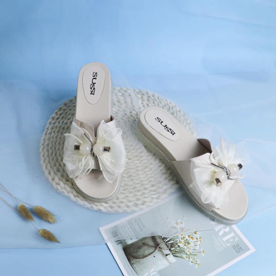 Sandal nữ HT.NEO Thiết kế đế cao su cao 3 cm cùng da mềm mại, viền dép đính đá cùng nơ vải cực xinh SDN100