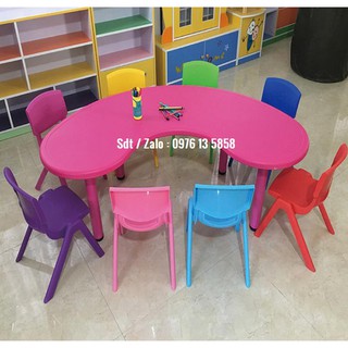 Chuyên cung cấp bàn nhựa hình vòng cung cho bé mẫu giáo, mầm non