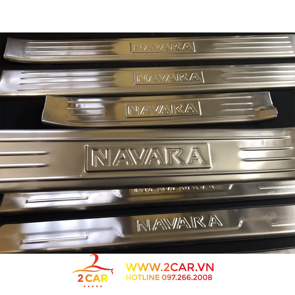 Ốp Bậc Cửa Trong, Ngoài Xe Nissan Navara 2015-2020, chất liệu Inox