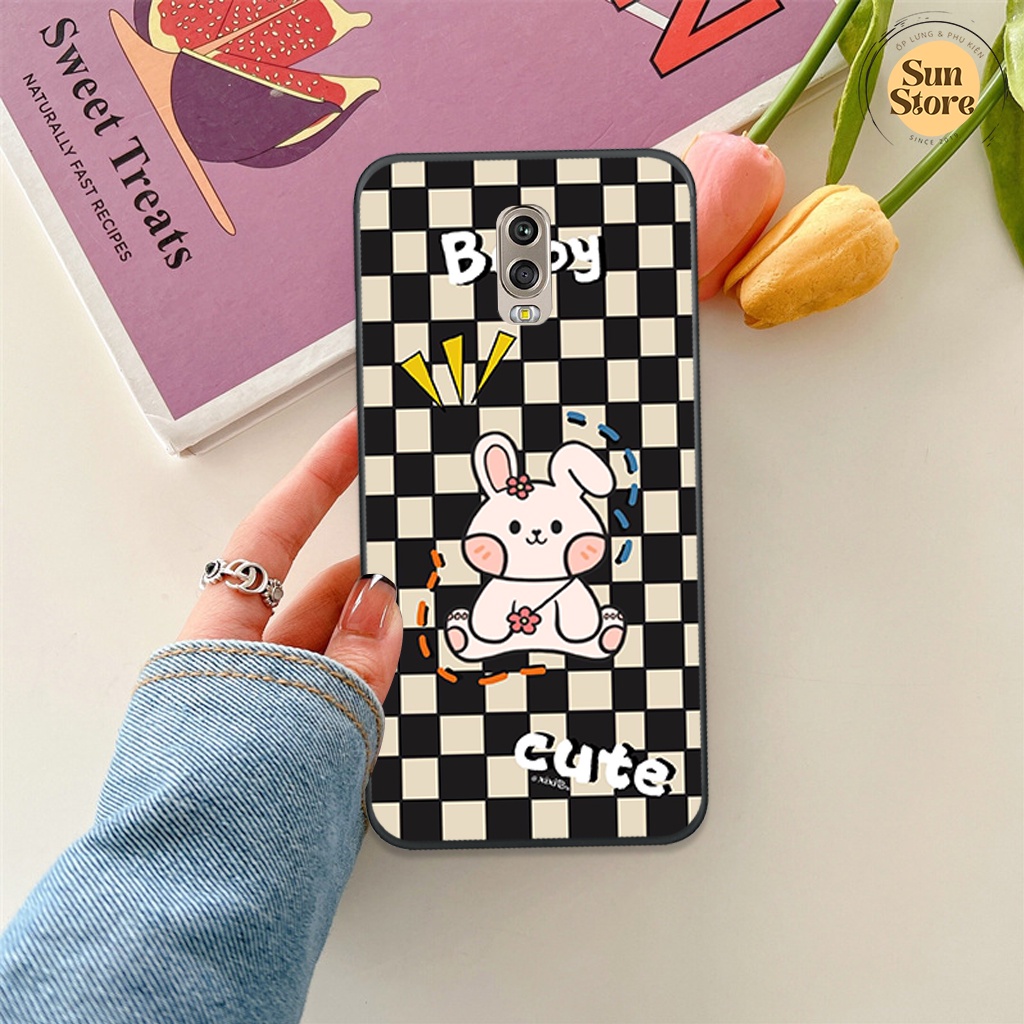 Ốp lưng Samsung J7 Plus/ J7+ hoạ tiết nền kẻ caro, gấu thời trang giá rẻ