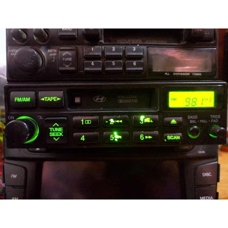 Đầu Radio Tape Huyndai, loại 1 din, đã qua sử dụng, lắp chung cho tất các hãng xe.