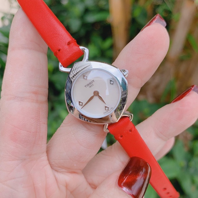 Đồng hồ nữ Tissot T113.109.16.116.00 24.8x22.58mm kính Sapphire, đính 4 viên kim cương, dây da nhỏ màu đỏ quyến rũ