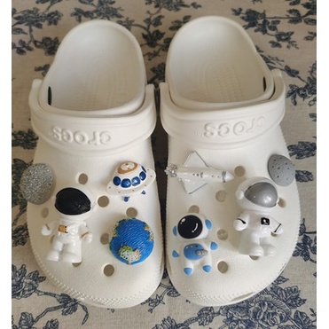 Dép cross hoa văn ngoài hành tinh white tằng kèm 12 jibitz cài dép cross