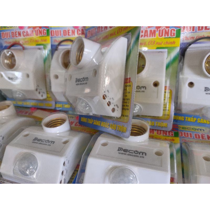 Đui đèn cảm ứng. Đui đèn cảm ứng tự động tắt bật khi trời tối, có người qua vùng cảm biến,.