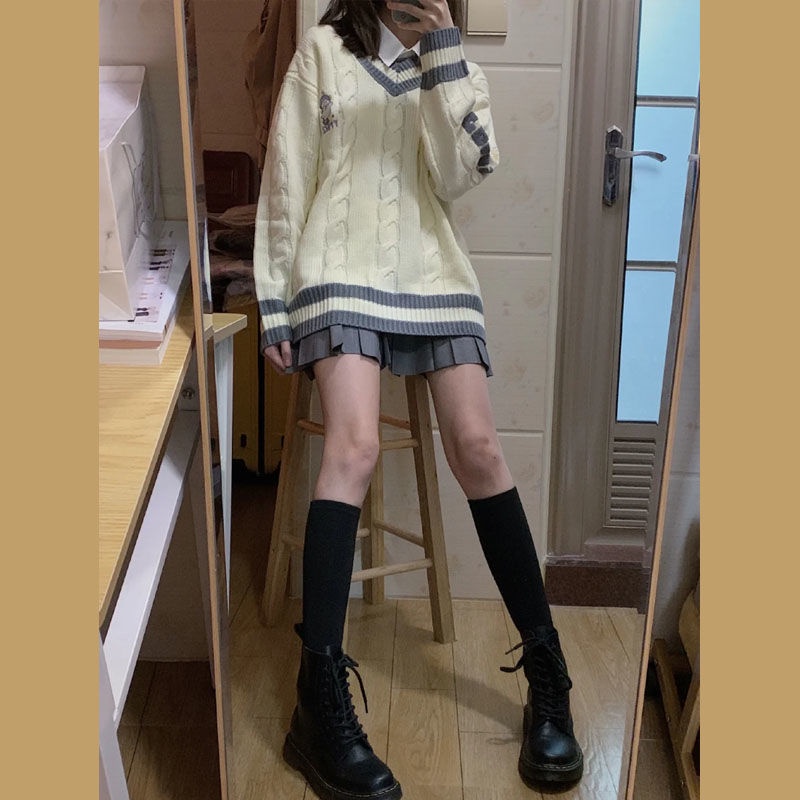Set áo sweater/ áo sơ mi trắng và chân váy xếp li thanh lịch cho nữ