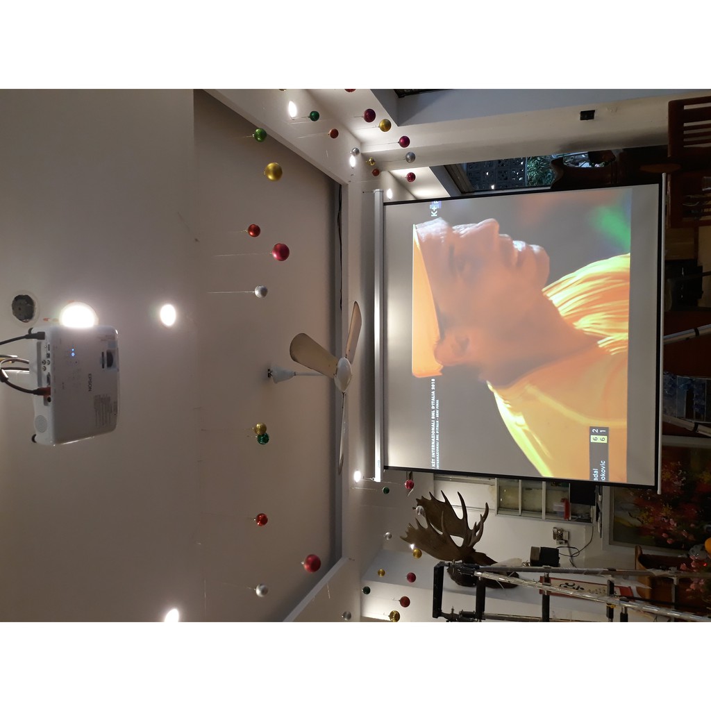 Màn chiếu treo tường 84inch - 1m52 x 1m52. Màn phù hợp nhiều máy chiếu như led, mini, full hd, phổ thông nhất