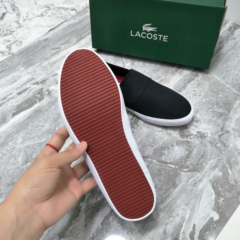 giày lười vải nam nữ tối màu logo thêu bên sườn lacoste