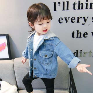Áo khoác jeans phối túi thời trang xinh xắn cho bé gái