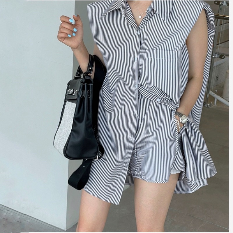 Set sơ mi sọc không tay cánh dơi đệm vai kèm quần short hai lớp cá tính