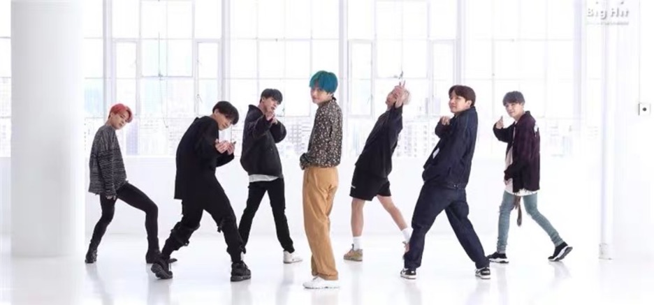 ẢNH THẬT QUẦN JOGGER JUNGKOOK BTS BOY WITH LUV VÀ TẠI SÂN BAY | BigBuy360 - bigbuy360.vn