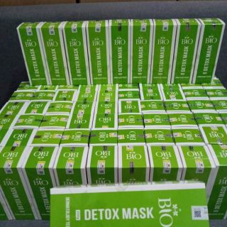 1 chai Detox Mask Bio 250 grams, mặt nạ thải độc cho da, giá 550.000 đồng, sản phẩm đang được ưa chuộng trong các spa.