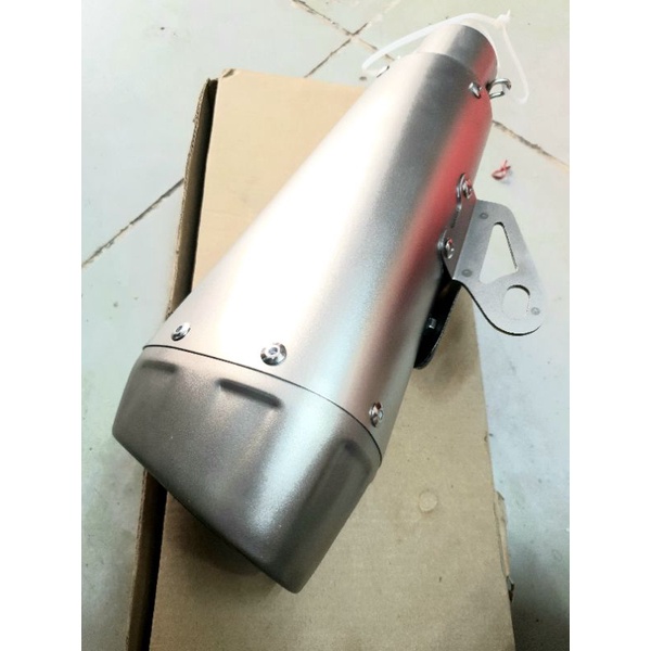 Pô AKRAPOVIC giá chưa gồm cổ.