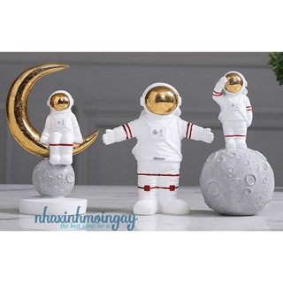 Tượng phi hành gia trang trí bàn học