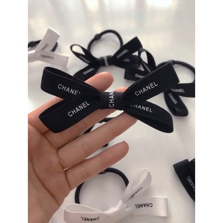 Cột tóc Cha.nel ruy băng thêu logo thương hiệu