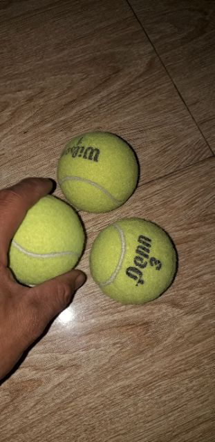 Một quả banh tenis đã qua sử dụng nhưng vẫn còn đẹp