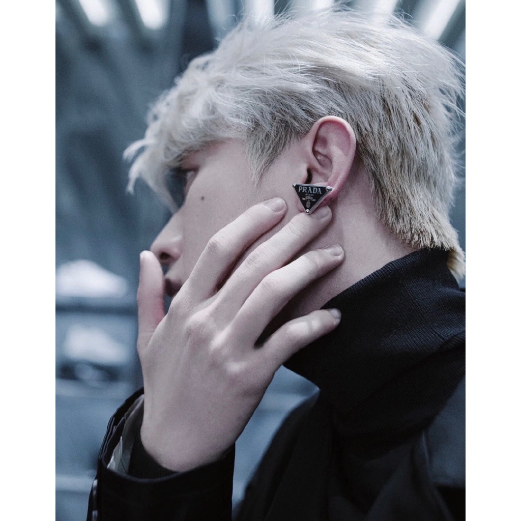 Khuyên tai PRADA hình tam giác bằng kim loại đính đá sang trọng cho nữ