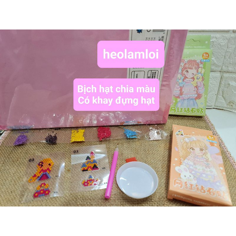 Hộp 4 tranh đính hạt đá chống nước, chia màu từng bịch hạt, có khay đựng hạt, mã MY-225401