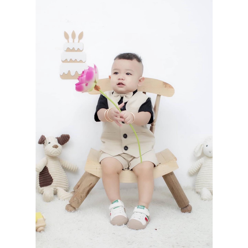 Set gile vàng kem kết hợp sơ mi trắng ngắn tay cho bé trai