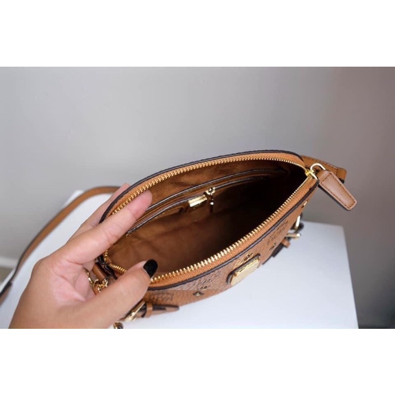 TÚI ĐEO CHÉO MCM DÁNG HẾN