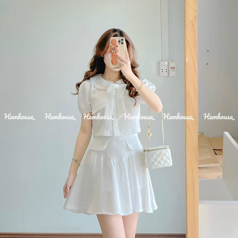 Set áo croptop trắng cổ sen đính nơ phối chân váy xếp ly