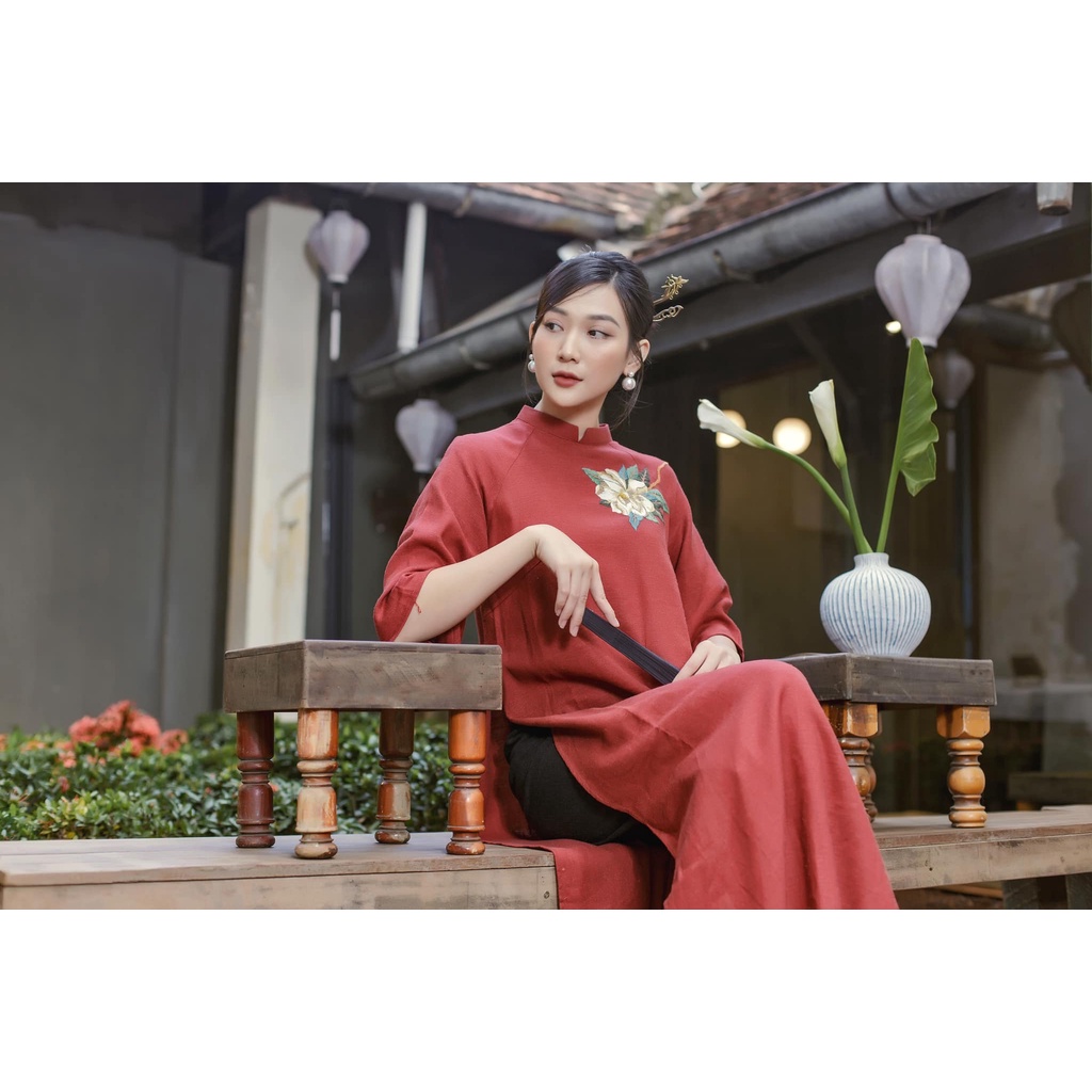 Áo dài cách tân đỏ thêu hoa