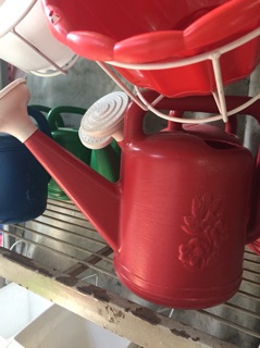 Bình tưới cây 1l-2l chất liệu nhựa, ô zoa(còn màu đỏ)